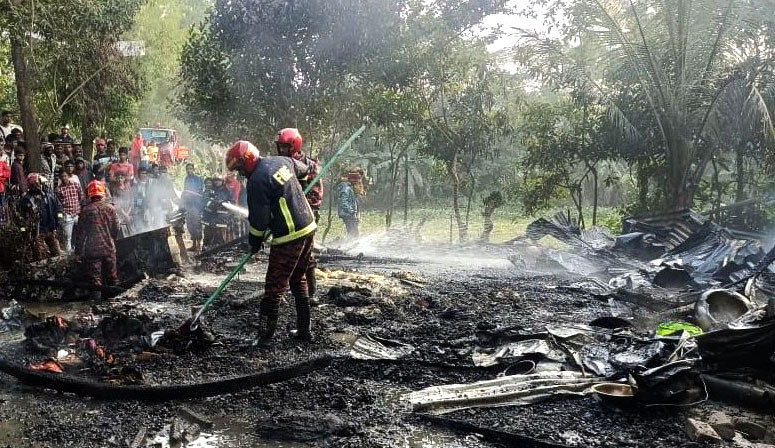 কচুয়ায় ভয়াবহ অগ্নি’কান্ডে ৩টি বসতঘর পু’ড়ে ছা’ই